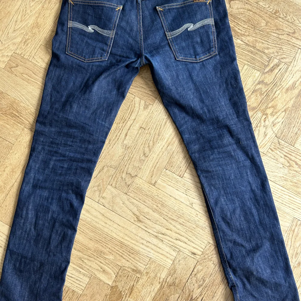 Säljer dessa riktigt feta nudie jeansen i modellen grim trim stlk 32-32 som passar till allt. Jeansen är i toppskick utan några flaws och har endast använts ett par gånger.. Jeans & Byxor.