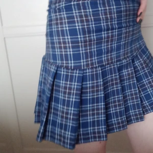 Kjol - Söt oanvänd kjol då den är för för liten❤️ Dragkedja med knapp på sidan, även resårband i midjan. Svara gärna på frågor eller ski jar mer bilder⭐️