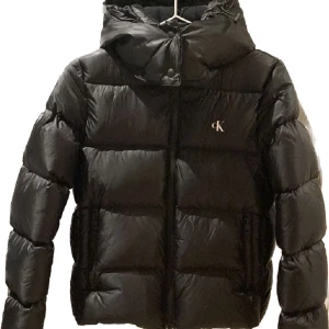 Ck jacka - en fin trendig vinterjacka använd en vinter säljs  för den inte är min stil längre, nypris 2699kr💕 perfekt för höst/vintern. Inga övriga problem alls jackan är i ett bra skick.