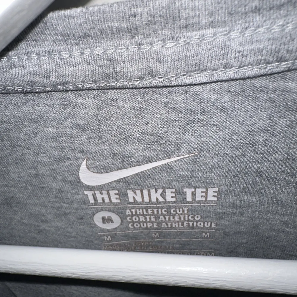 Tisha från Nike med tryck! Strl M & true to size. Sportig tröja som jag använt nån enstaka gång!. T-shirts.