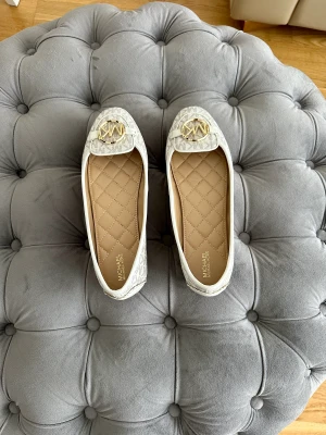 Michael Kors sandaler  - Helt oanvända! Köpte för 1700kr  Mitt pris 700kr  Kan gå ner i pris vid snabb affär!!! ÄKTA KVITTO FINNS