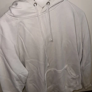 Vit hoodie - Bikboks superbekväma hoodie! Strl L. Säljer lite billigare för att den är lite nopprig, enligt mig är det dock inget som stör! Ganska flitigt använd så den bär många minnen med sig🔥🫶