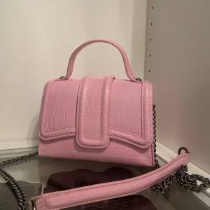 Zara väska - säljer denna söta rosa väska från Zara. Använd 1 gång