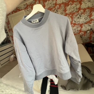 Acne sweatshirt 🤍 - As najs acne tröja med dragkedjajor vid midjan🤩 Knappt använd! Den är M men skulle säga att den mer är som S!