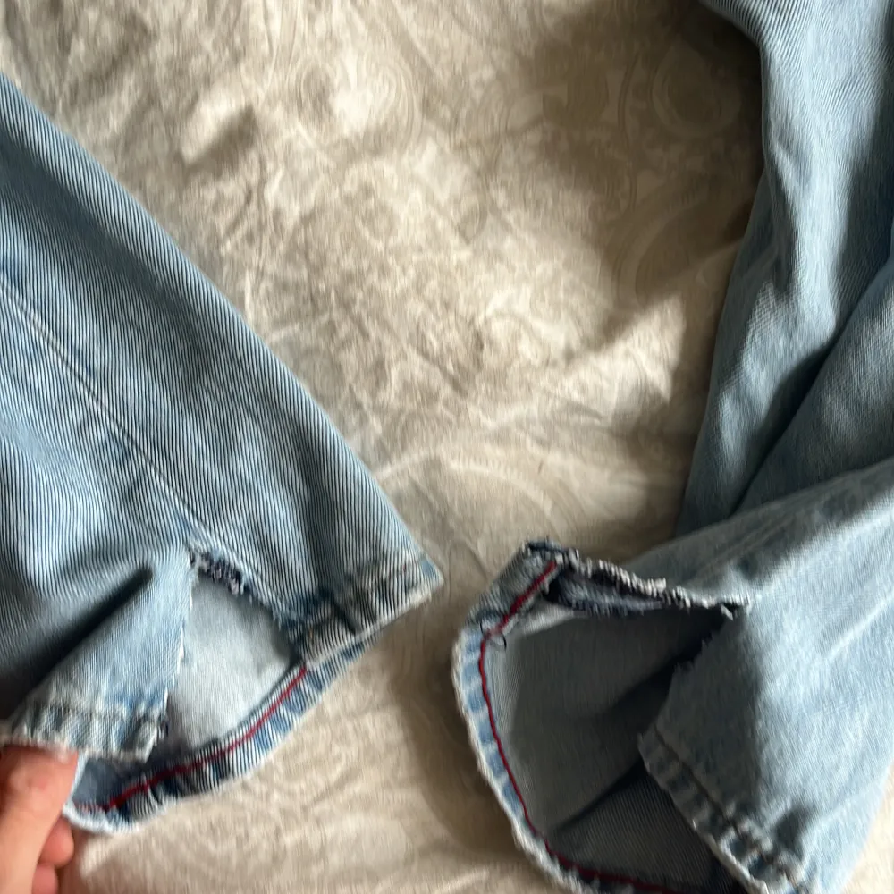 Blåa jeans! Märke Tommy Hilfiger  Storlek 30/34  Straight fit!  Snyggaste jeansen jag haft men tyvärr växt ur dem!  Har ett hål på knät men tycker dem blir snyggare med det! Slits på båda benen också snyggare  . Jeans & Byxor.