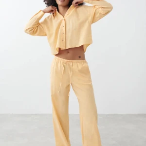 Ginatricot linne set - Säljer detta fina linne set då jag aldrig använder den. Har använt hemma 1 gång annars är det så gott som nytt! Köp 1 del för 250 kr/st eller båda för 550.     Skjortan är såld! Byxorna finns kvar