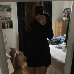 Svart festklänning - En jättefin klänning från NAKD som ej kommer till användning. Inga defekter! Snygg öppen detalj i ryggen, och perfekt längd! 😍😍Kan tänka mig att gå ner i pris vid snabb affär! 