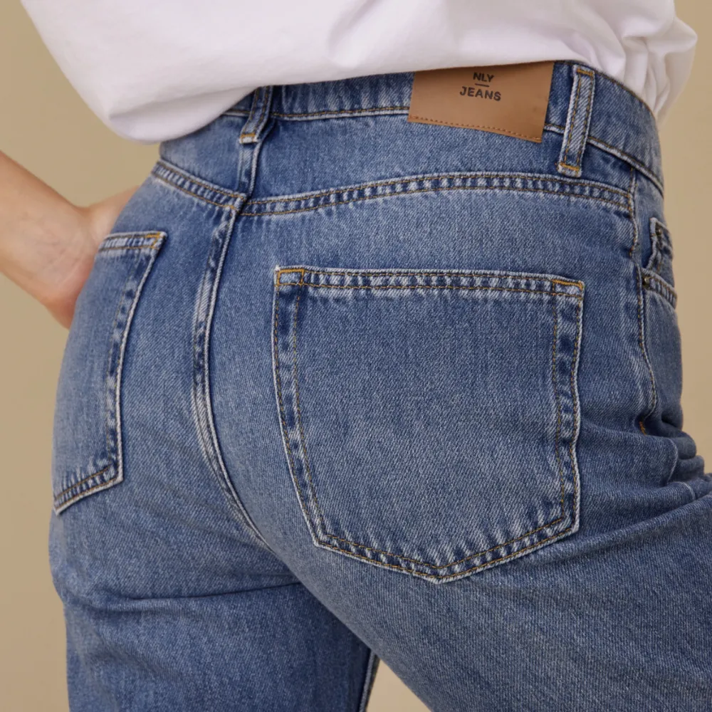 Blå jeans från Nelly, nypris 699kr säljer dom pga att dom inte passade mig, aldirg använda💕. Jeans & Byxor.