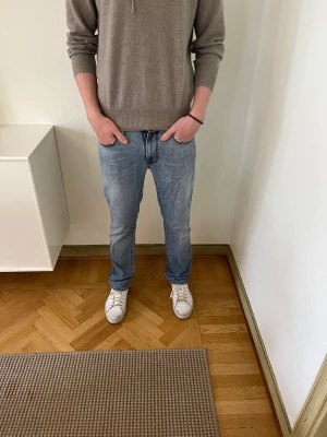 Nudie jeans - Vi säljer nu våra schyssta nudie jeans med schysst kvalite  Personen på bilder är 188