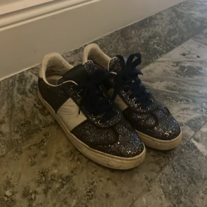 Valentino flycrew - Säljer mina supersnygga skor från valentino då jag tröttnat på dem.  Skorna är i 6-7/10 i skick då de tappat några spikar och gått upp lite i tån men ingenting jag skulle säga att man lägger märke till så mkt🩷verkligen superfina!