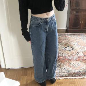 Baggy jeans från bikbok. Storlek waist 28 length 32 (uppskattar till L). Sitter snyggt oversized och lågmidjat på mindre storlekar också. Bra kvalitet och använda 1 gång. Jag på bilden är 178cm lång storlek M. 