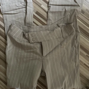 Lågmidjade kostymbyxor från HM - Aldrig använda då dom är lite för små för mig. Storlek M men passar nog S bättre. Dom är lite gråare beige i färgen.