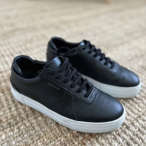 Axel arigato skor - As snygga arigatos❤️jag har bara använt de ca 4 gånger! Storleken är ganska liten så den skulle nog kunna passa 38/39 också! Vi kan diskutera priset vid snabb affär❤️tveka inte att höra av dig om du har frågor!