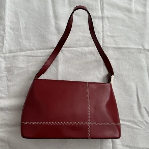 Väska  - Röd väska i fin färg, bredd 32cm, höjd 17cm