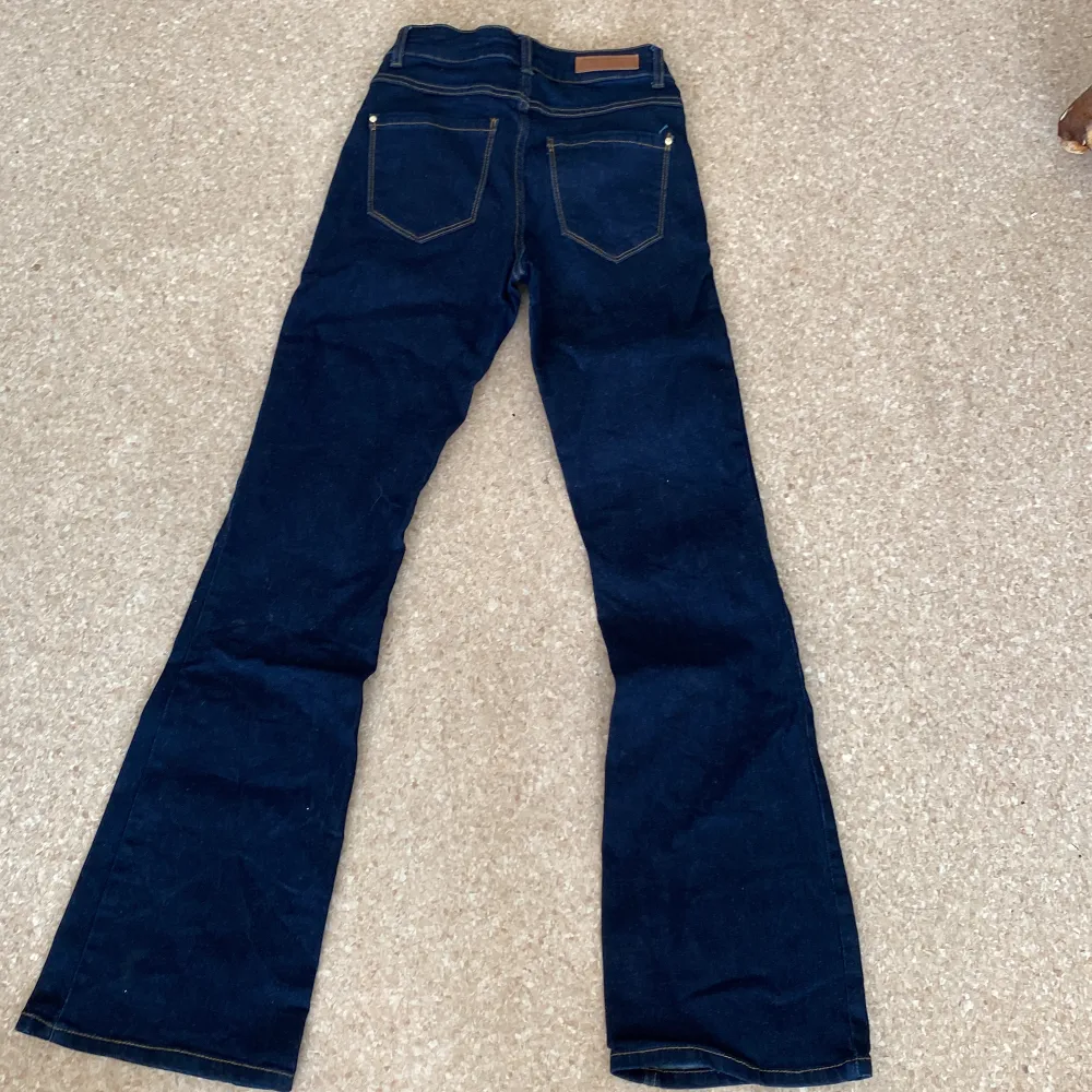 Jätte fina mörk blå Bootcut jeans. Nästan helt oanvända💕. Jeans & Byxor.
