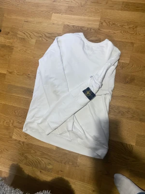  Stone-Island CRAWNECK -  Säljer tröjan för den för stor för mig skick 7/10  Den är bara testad och köpte den på och Plick