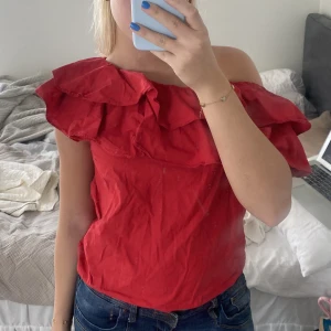 Off shoulder, volangtopp - Röd tunn topp med volanger, med halv off shoulder☺️ inte använt på länge och därför säljer jag💕