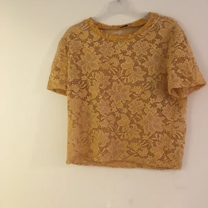 Zara topp❤️ - Säljer min blommiga gula zara topp. Den är magtröja. Storleken är S❤️skriv om du vill ha mer bilder elr är intressant 