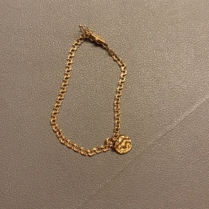 Guld armband - Ett fint guld armband med ett littet hjärta, kommer ej till användning för använder bara silver💕💕