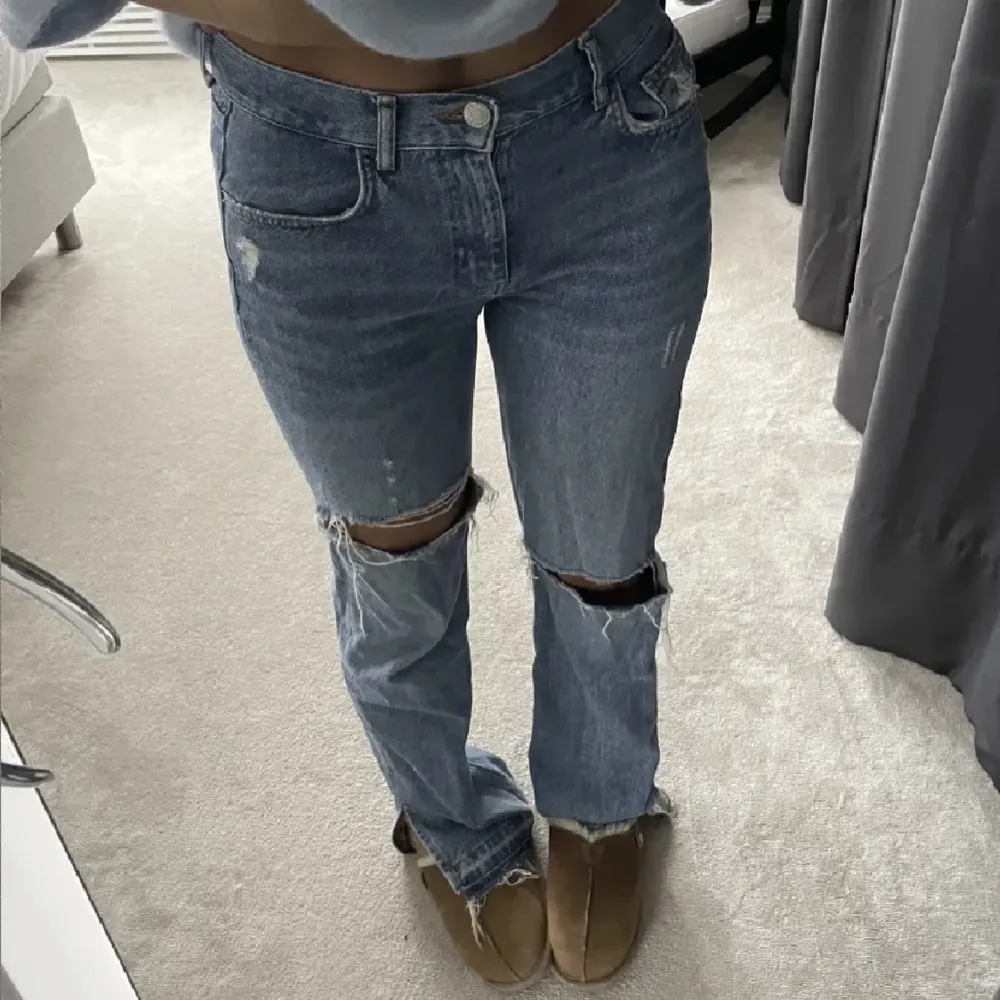 Snygga jeans från Pull & Bear som tyvärr är förstora på mig! Köpta på plick (lånade bilder). Är långa på mig som är 173 💖💖💖köpare står för frakt!. Jeans & Byxor.