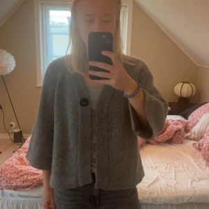 Stickad kofta från boomerang - Snygg stickad kofta från boomerang. Sparsamt använd. Nypris är uppemot 2000kr!