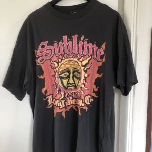 Tshirt  - Oversized T-shirt från H&M💜 använd några fåtal gånger 