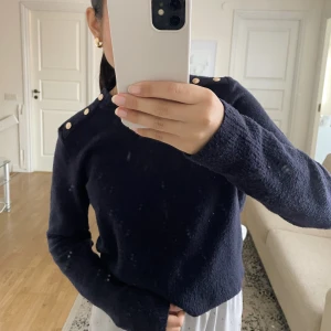 Marinblå tröja - Väldigt fin men den kommer inte till användning💕 