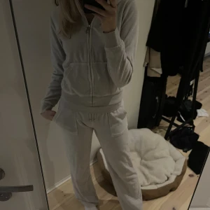 Juicy set - Hejj! Säljer mitt juicy det då det inte kommer till användning längre. Färgen quite gray. Byxorna är i S och koftan i xs. Bara att höra av sig vid frågor. Köparen står för frakten!💗