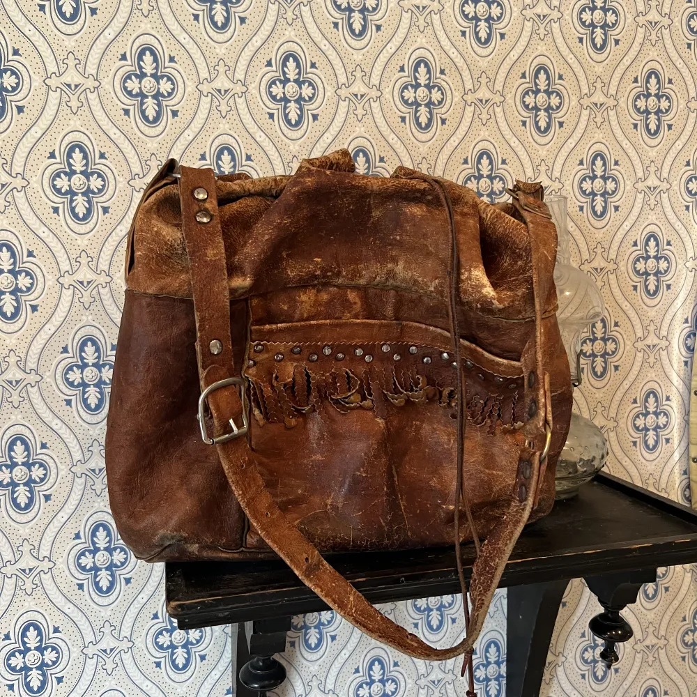  Säljer denna äldre skinnväska i använt skick, så otroligt unik och man får plats med mycket!. Väskor.