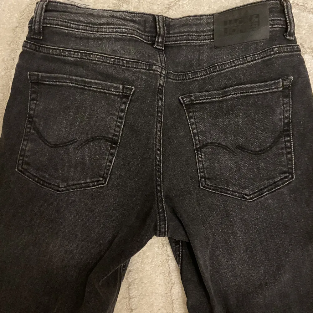 Säljer nu min Jack & Jones jeans på grund av att den är för liten för mig skick på den är 9/10 har använt få tal gånger, ny pris 600kr mitt pris 99kr, pris kan diskuteras privat 😁.. Jeans & Byxor.