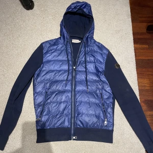 Moncler Cardigan - Blå Moncler cardigan i storlek S. Säljer den då den är lite för liten för mig (är 183). Den är i bra skick, kvitto finns ej kvar, men om man vill vara säker på äktheten finns monclerkoden på bild 3. För mer bilder är det bara att fråga :)