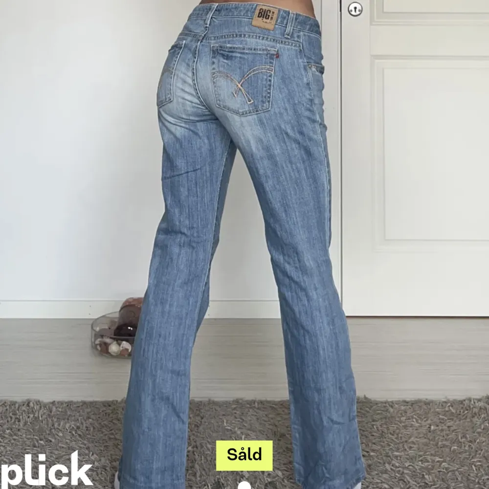 Snygga lågmidjade jeans köpa här på Plick men säljer då dem tyvärr var för korta för mig. (Lånade bilder) midjemått: 36cm rakt över, innerbenslängd: 79cm🙌💓. Jeans & Byxor.