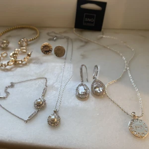 Smycken (snö of Sweden, lily and rose, caroline svedbom)  - Säljer dessa smycken. Lite gott och blandat. Örhängen, armband, halsband.  Allt för 600kr.