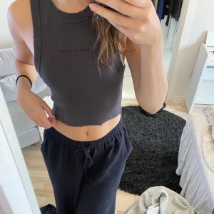 Linne - Ribbat linne ifrån abrand jeans. Storlek xs. Normal passform. Aldrig använt. Mörkgrå.
