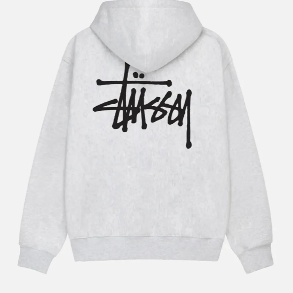 Om du har grå Stussy hoodie med tryck på baksidan i storlek XS-M beroende på hur den sitter på kan vi komma överens om ett bra pris.💗💗. Hoodies.