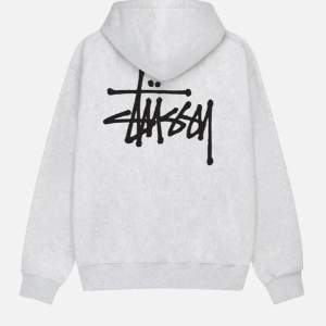 Om du har grå Stussy hoodie med tryck på baksidan i storlek XS-M beroende på hur den sitter på kan vi komma överens om ett bra pris.💗💗