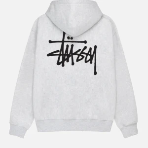 SÖKER!!! Stussy hoodie  - Om du har grå Stussy hoodie med tryck på baksidan i storlek XS-M beroende på hur den sitter på kan vi komma överens om ett bra pris.💗💗
