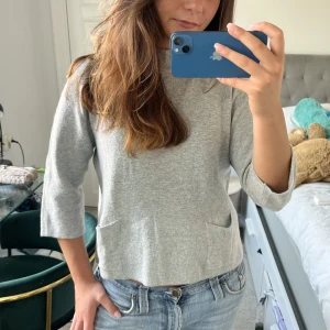 Tröja! - Perekta tröjan till skolan! Så snygg med trekvartsärm och fickorna i fram!!