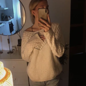 Vit stickad tröja  - En skön vit stickad tröja, perfekt nu till hösten. Har ett fint mönster längst armarna. Den är använd men är inte sönder eller liknande någon stans! 
