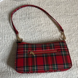 Väska  - Väska som tyvärr har gått sönder på kanten men som jag har lappat ihop med en säkerhets nål, utöver det väldigt fint skick!