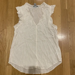 Vit blus - Säljer denna jättefina krämvita blus från hm med superfina detaljer på. Sparsamt använd så den har inga defekter. För fler bilder/frågor kom privat🩷