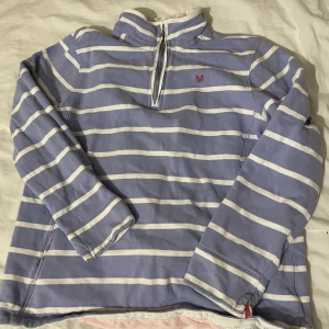 Collage sweatshirt - Superfin lilarandig collage liknande sweatshirt med halvdragkedja från crew clothing. Den är i strl L men skulle säga att den passar lika bra som en M. Säljer för att den inte kommer till användning längre.