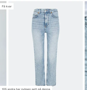 Ljusblå jeans  - Jeans från bikbok i modellen tower jen. Fint skick. Högre modell i midjan och lite kortare i benen. Passar mig bra som är 157cm 