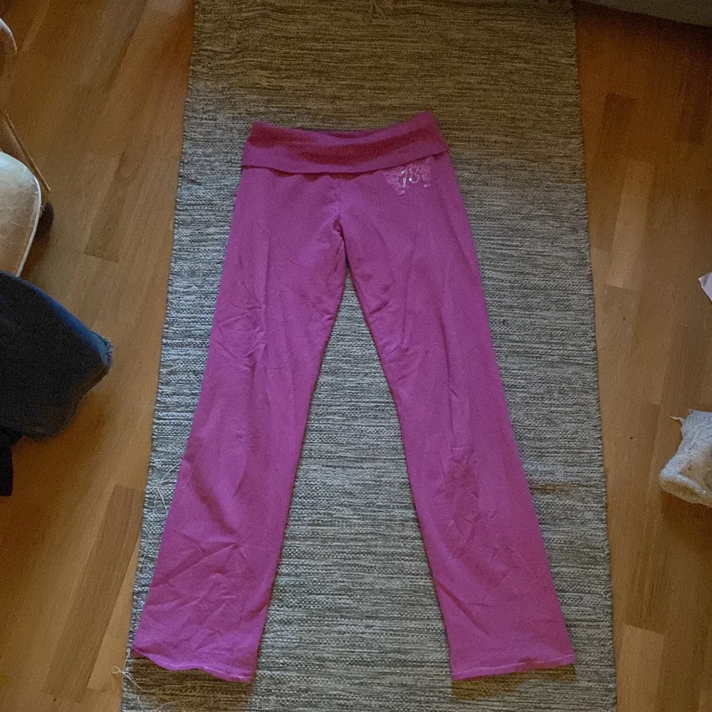 Ett par unika yoga byxor som är low waist som går att vika ner på ett Skitnsygg sätt vid höfterna. Köpta secondhand och säljer då det inte är min stil 💓💓 vill ha en snabb affär. Är 172 cm lång och dom passar perfekt på mig💕💋. Jeans & Byxor.