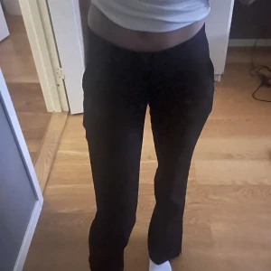 Lågmidjade kostymbyxor - Lågmidjade kostymbyxor från bik bok. Använda men i väldigt bra skick. Nypris 499kr