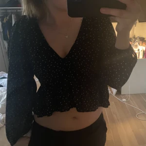 Jätte fin prickig blus  - Jätte fin prickig blus från hm , tyvärr klippt bort lappen med storlek men är rätt säker på att den är i s 