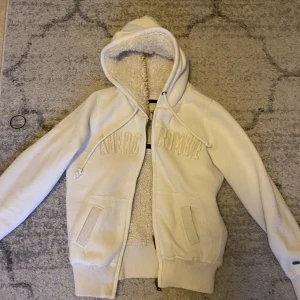 Abercrombie and Fitch hoodie - Säljer min abercrombie and fitch ziphoodie, ganska gammal modell🩷Stl M men är som en S eller XS pågrund av fluffet på insidan🩷säljer pågrund av att den inte andvänds🩷den är i bra skick, nypris: ca 800kr