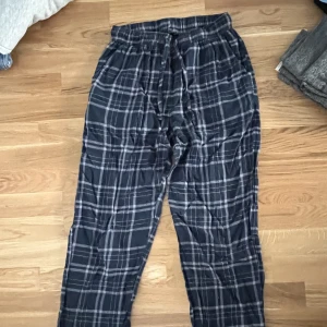 Rutiga pyjamasbyxor  - Blåa rutiga pyjamasbyxor från gekås. De är sparsamt använda och har dessvärre blivit för korta i benen💓 De är i storlek M men passar även S. 