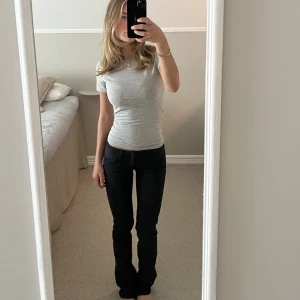 Lågmidjade jeans - Lågmidjade jeans! Storlek w 24, längd 30 💕jag är 162 och passar mig i längden💕svart/blåa i färgen