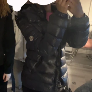Moncler Jacka - Säljer min moncler jacka då jag vill köpa en annan jacka, Ny skick, orginal priset är 6300kr från nk i gbg. Skriv för fler bilder, frågor eller nått annat!💞